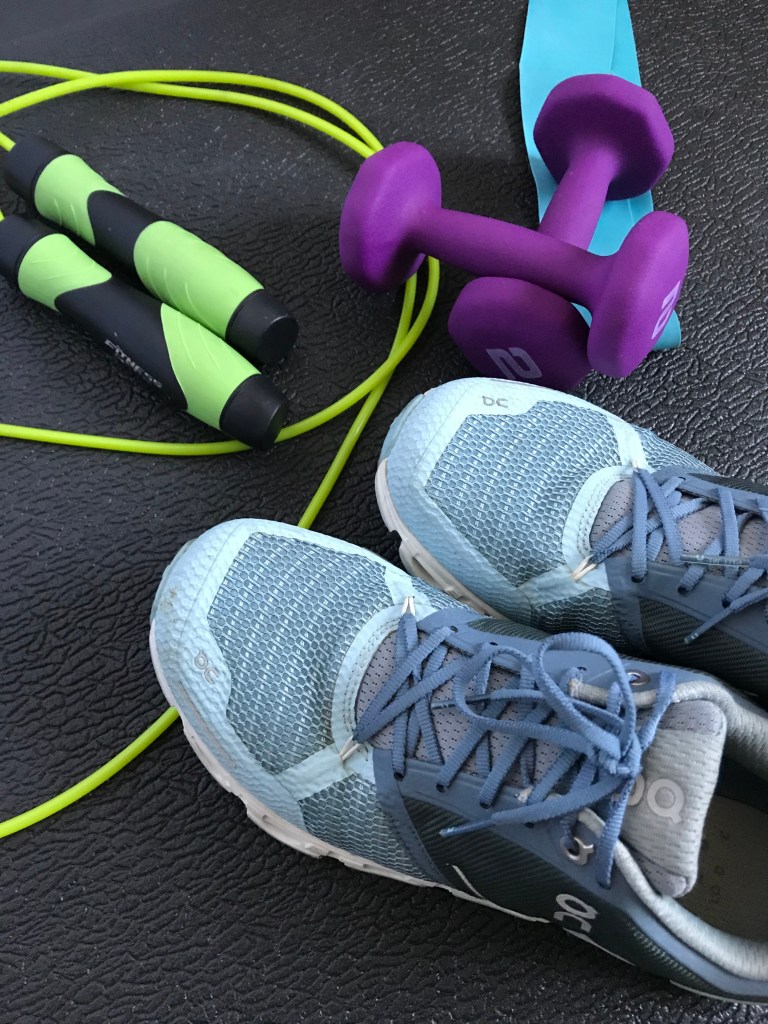 equipo de ejercicio: tenis, mancuernas, liga y cuerda de brincar